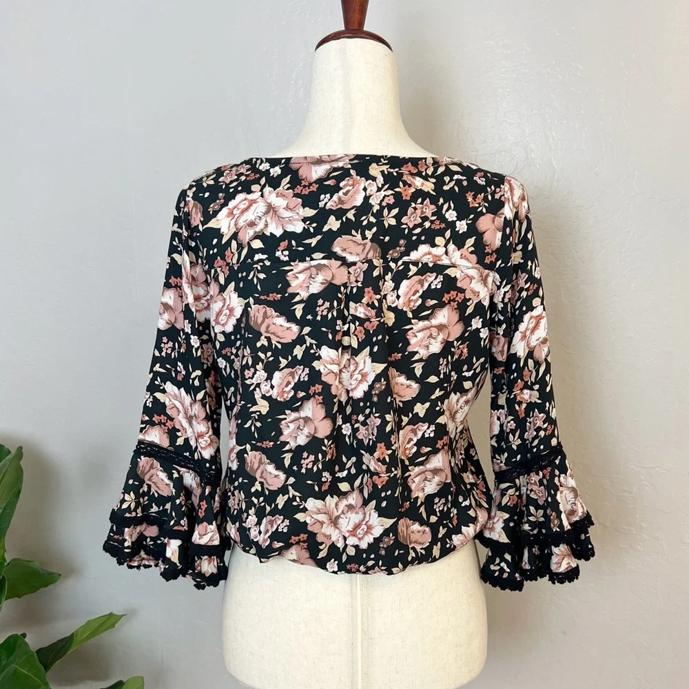•KIVARI• Black Tuscan‎ Floral Cropped Boho Blouse Top Size XS Crochet Tassel - Picture 2 of 11